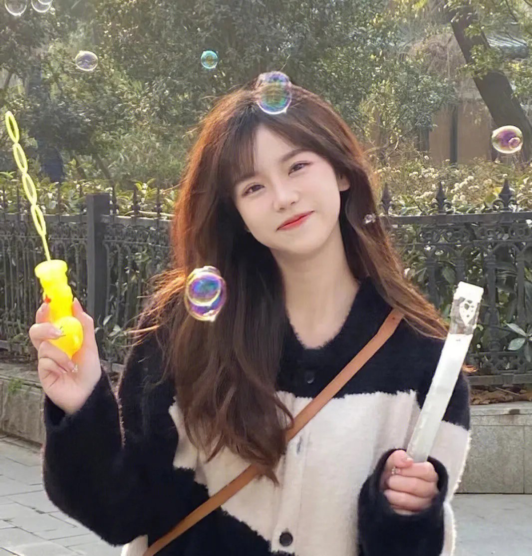 端盘子的姑娘